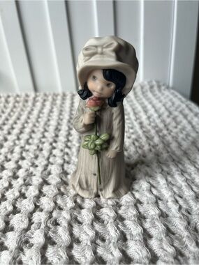 Vintage 1996 porcelain figurine “PRETTY AS A PICTURE” by Kim Anderson # 203